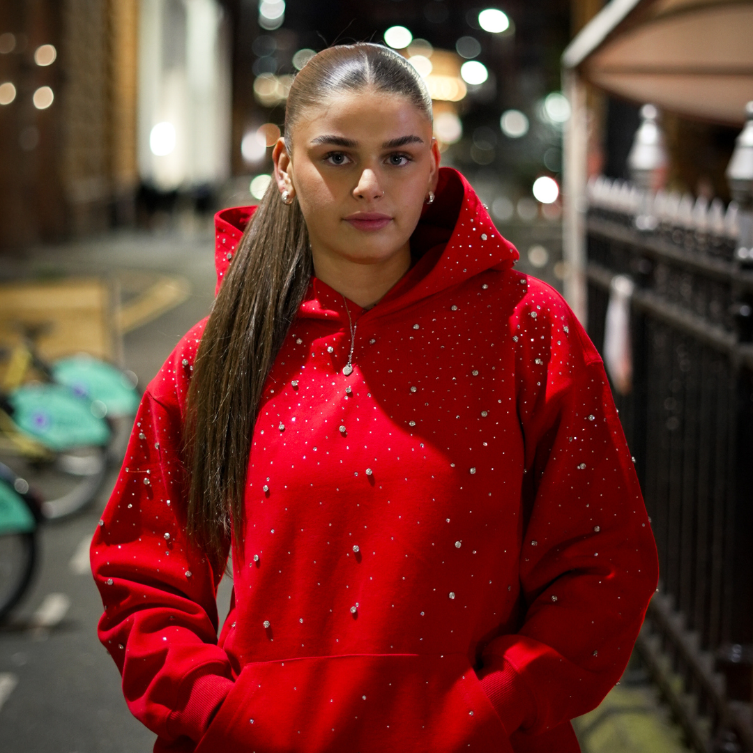 Solayne Sparkle Hoodie rot mit Strasssteinen Nachtaufnahme