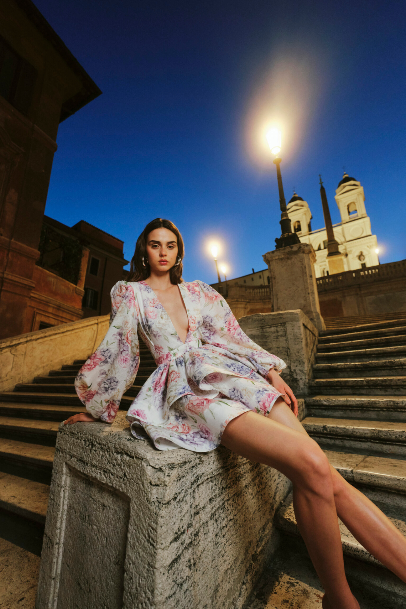 Elegante bloemenjurk voor dames met diepe V-hals, ballonmouwen en gelaagde rok in pastelkleuren – perfecte outfit voor bruiloft, garden party of chique zomerfeest
