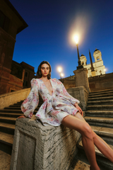 Elegante bloemenjurk voor dames met diepe V-hals, ballonmouwen en gelaagde rok in pastelkleuren – perfecte outfit voor bruiloft, garden party of chique zomerfeest