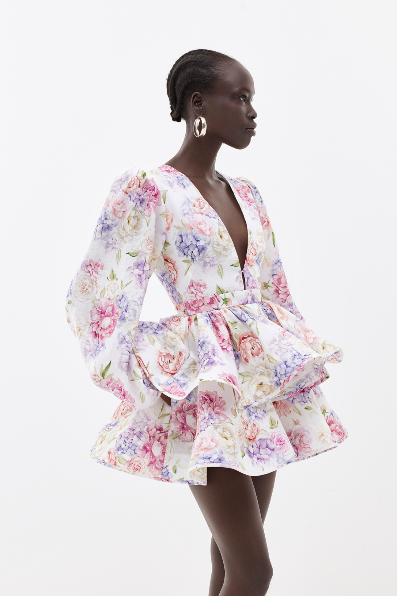 Elegante bloemenjurk voor dames met diepe V-hals, ballonmouwen en gelaagde rok in pastelkleuren – perfecte outfit voor bruiloft, garden party of chique zomerfeest
