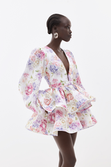 Elegante bloemenjurk voor dames met diepe V-hals, ballonmouwen en gelaagde rok in pastelkleuren – perfecte outfit voor bruiloft, garden party of chique zomerfeest
