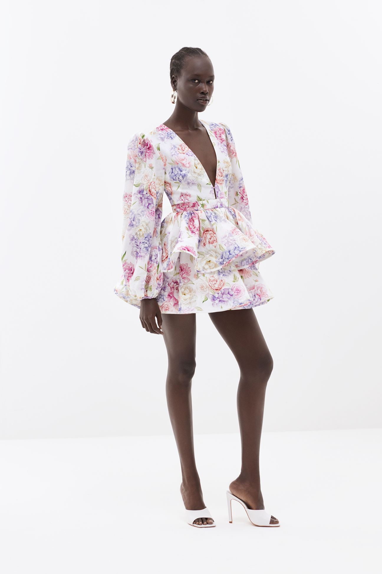 Elegante bloemenjurk voor dames met diepe V-hals, ballonmouwen en gelaagde rok in pastelkleuren – perfecte outfit voor bruiloft, garden party of chique zomerfeest