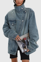 Vivid Twist Denim Jacke vorne getragen von Model
