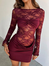 Noctyra Spitzen-Minikleid in Rot mit langen Ärmeln am Model