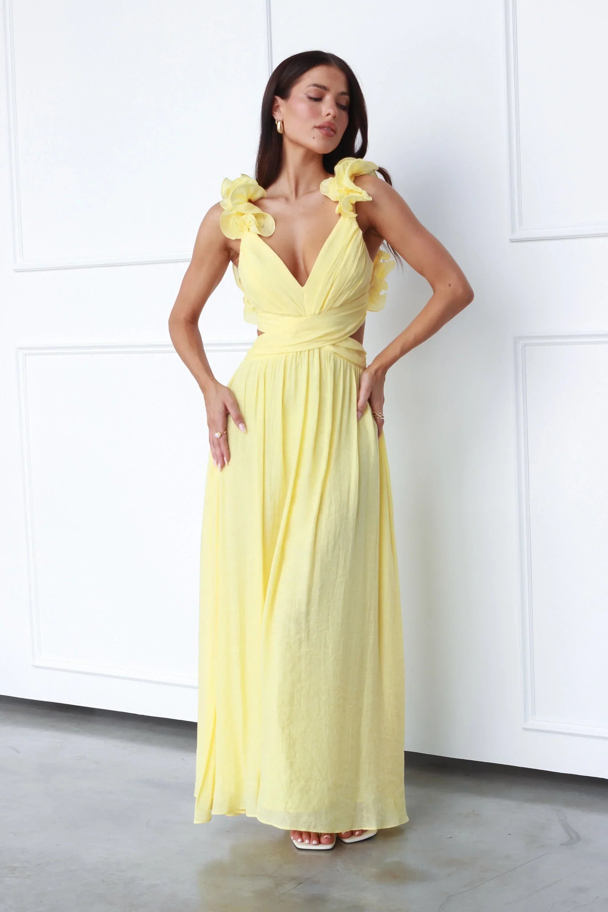 Marélie Maxikleid in Gelb mit offenem Rücken und Schnürung