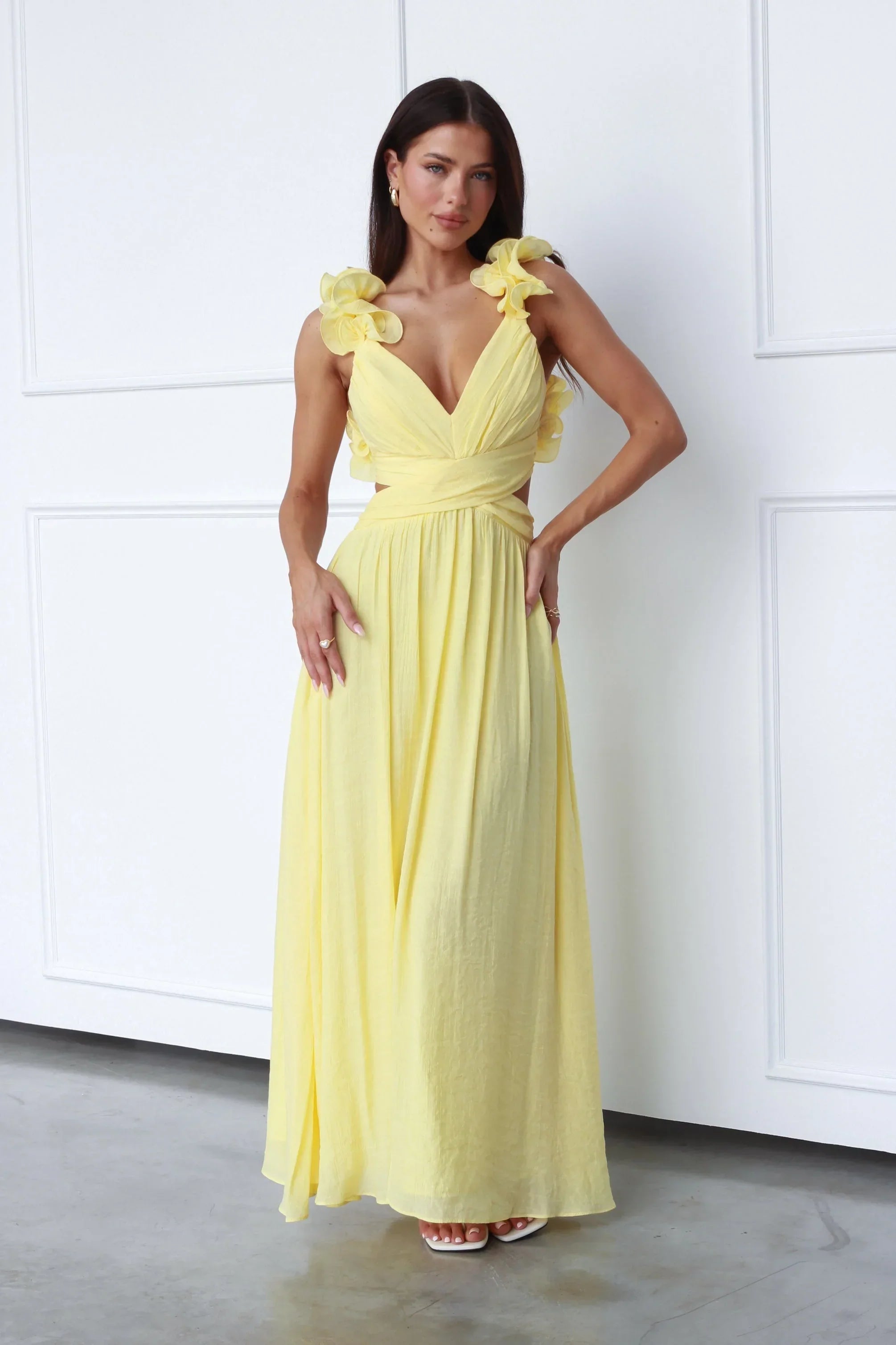 Talaine Marélie gelbes Maxikleid mit Rüschen und offenem Rücken