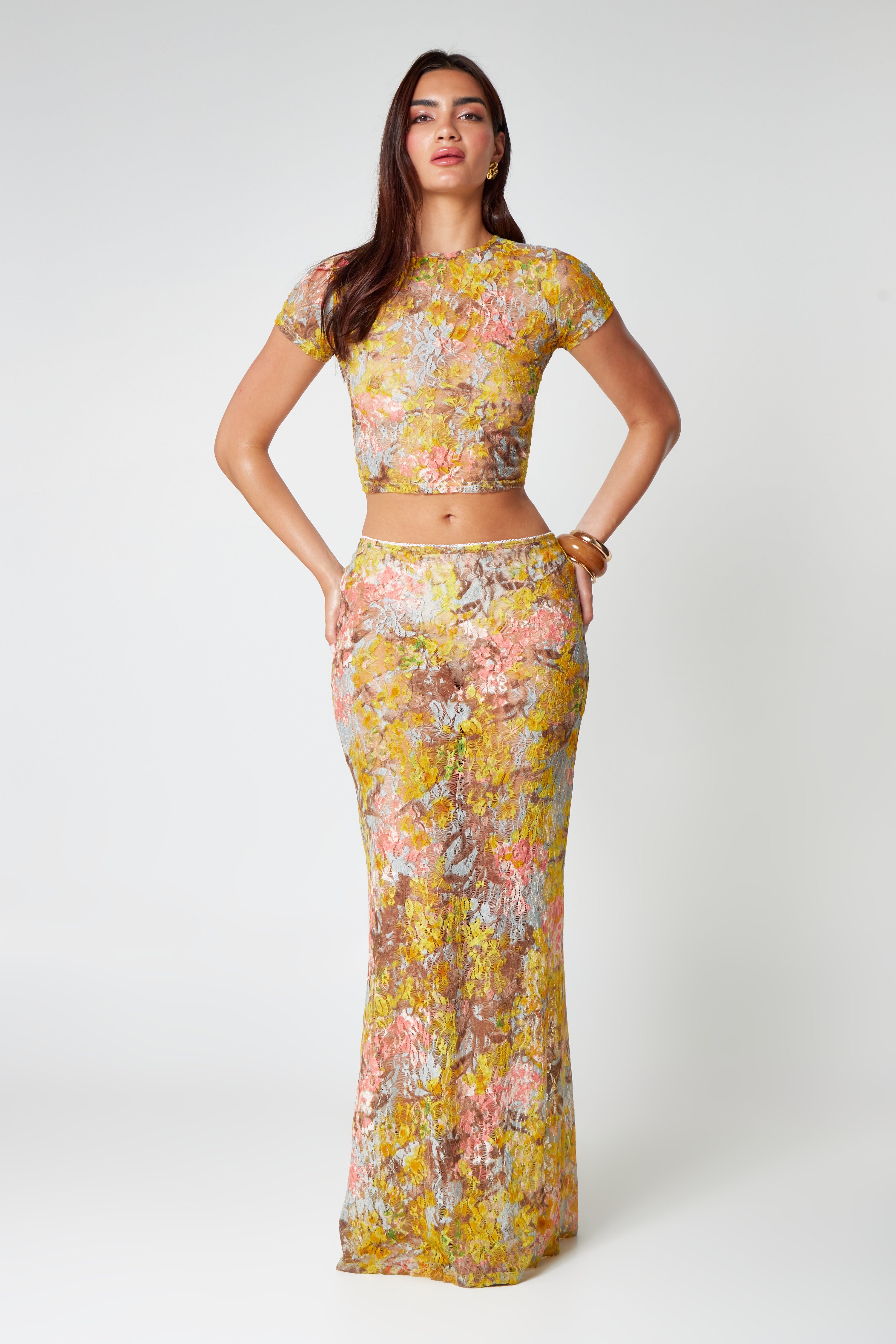  lace co-ord set, dames bloemenprint maxi rok en cropped top, stretch lace two-piece outfit, kleurrijke zomer co-ord set, semi-sheer bloemen lace set