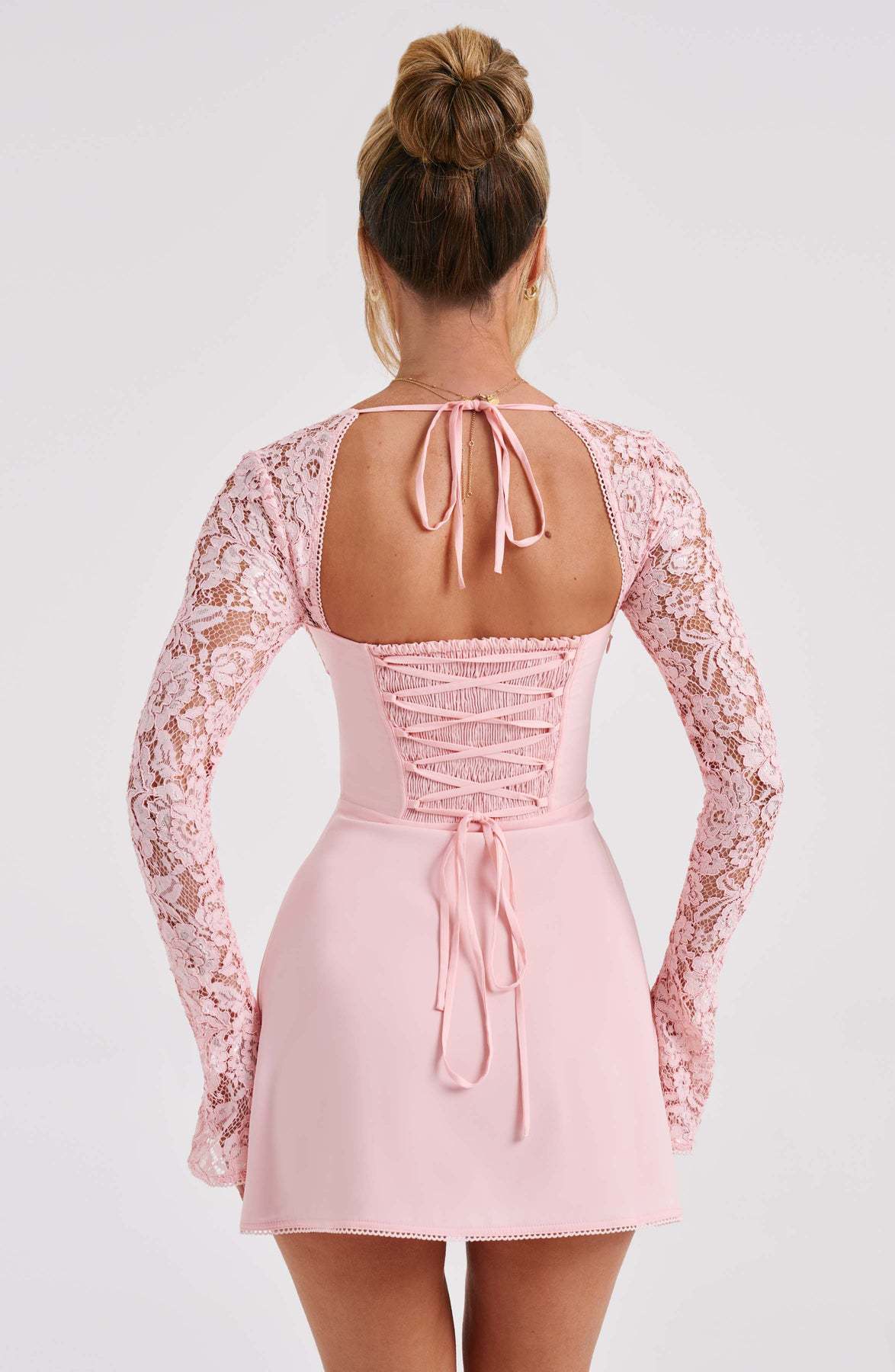 Vogue Lace Mini Dress in Rosa – Rückenansicht mit Schnür- bzw. Bindetaille