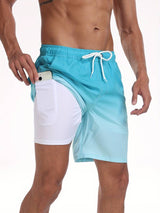 Model draagt de premium strandshorts aan het zwembad.