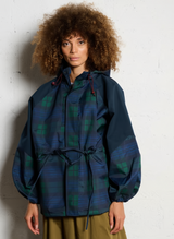 Neraya Wasserdichte Regenjacke Damen mit Karomuster in Blau-Grün am Modell