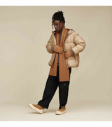 mann trägt beige jacke und braunen schal mit cremefarbenen winter boots