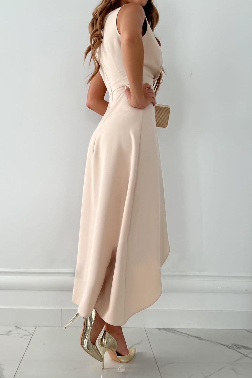 Wickelkleid Damen Beige mit V-Ausschnitt und Satinglanz – Roselina von Talaine, Seitenansicht