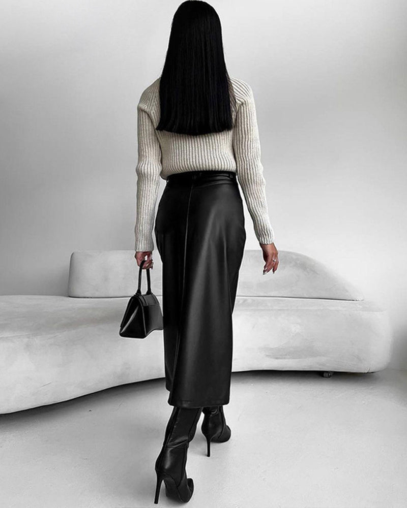 schwarze Midi-Lederimitat-Rock mit Schlitz, kombiniert mit Stiefeln und Tasche