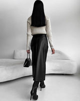 Schwarzer Midirock mit Schlitz – Rückansicht mit klarer Silhouette
