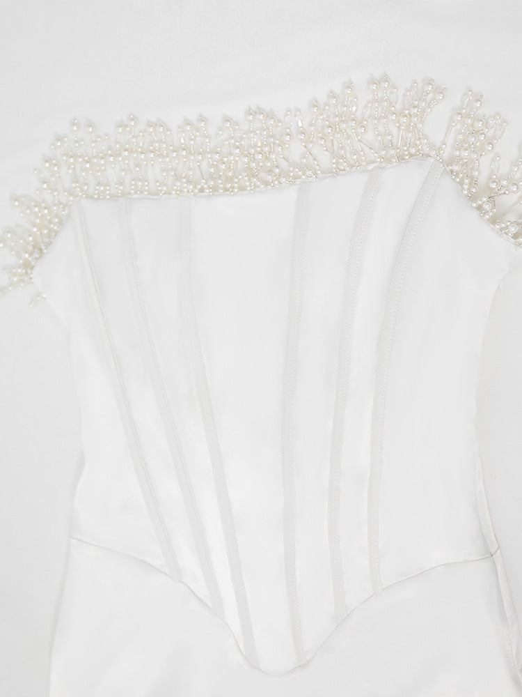 Pearl Embrace | Trägerloses Satin-Midikleid mit Perlendetail