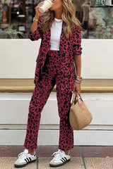 model trägt rotes leopard set blazer und hose damen mit sneakern