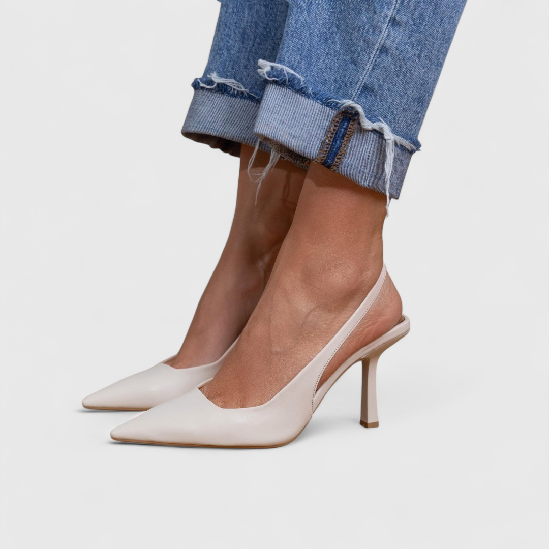 Velmira Slingback-Pumps in Weiß Leder – Detailansicht mit spitzer Form und Stiletto-Absatz