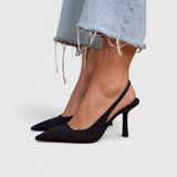 Velmira Slingback-Pumps in Schwarz Satin – Detailansicht mit spitzer Form und schlankem Absatz