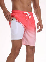 Model draagt de premium strandshorts aan het zwembad.