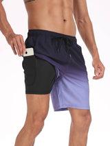 Model draagt de premium strandshorts aan het zwembad.