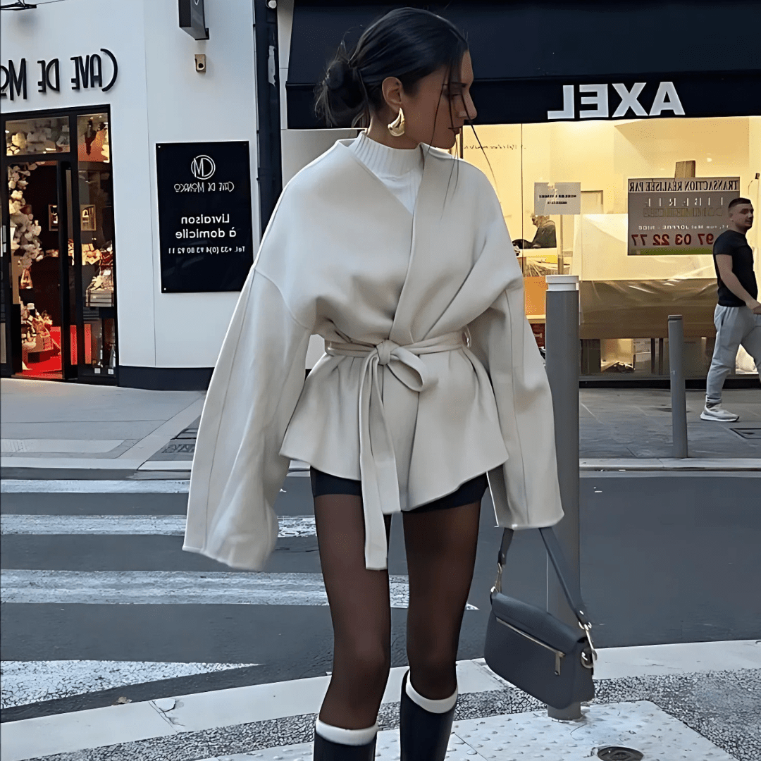 Model trägt leichten Wickelmantel, City Look
