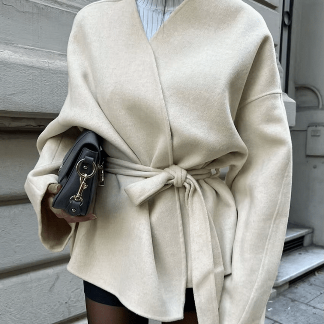 Dalara Wickelmantel in Beige, frontale Ansicht
