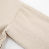 Ärmel- und Nahtdetail des beigen Wickelmantels
