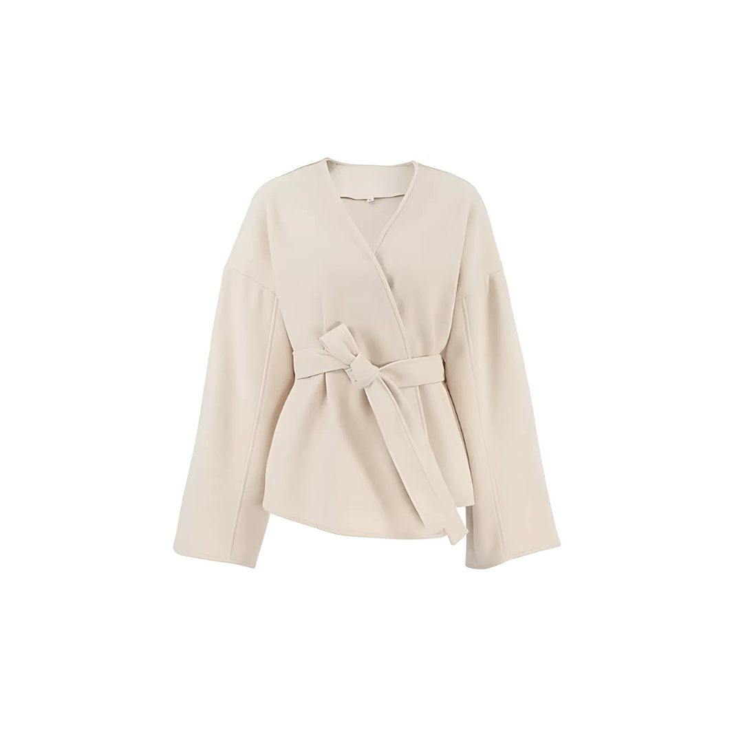 Beiger Wickelmantel im Studio auf weißem Hintergrund
