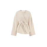 Beiger Wickelmantel im Studio auf weißem Hintergrund
