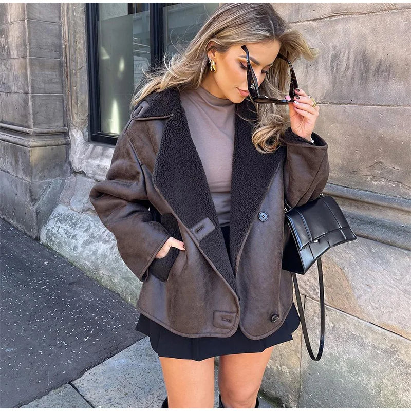 Model kombiniert die Nevada Luxe Winterjacke mit Jeans und schwarzem Oberteil
