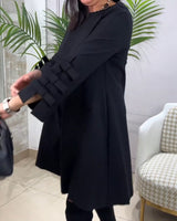 Schwarzes Casual Kleid kombiniert mit Stiefeln und Tasche