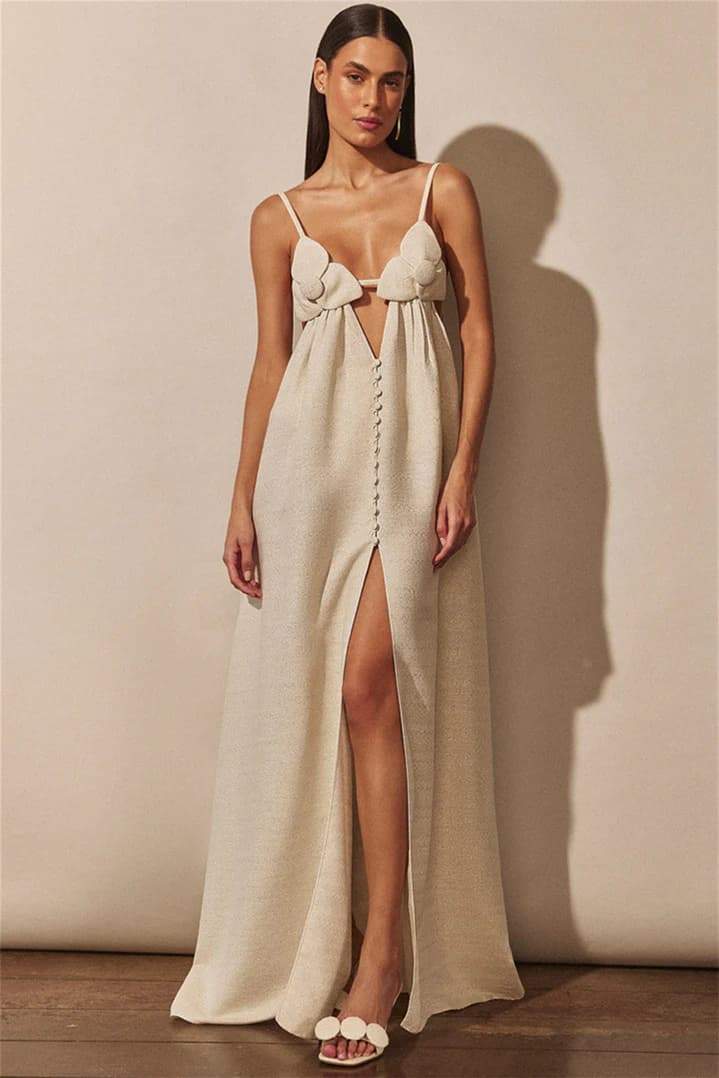 vrouw in v-hals bloemen maxi jurk
