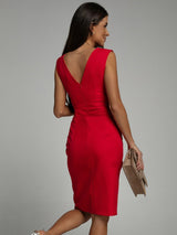 vrouw in elegante V-hals jurk voor diner of werk
