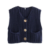 KnitCharm Strickweste – Detailaufnahme der goldenen Knöpfe