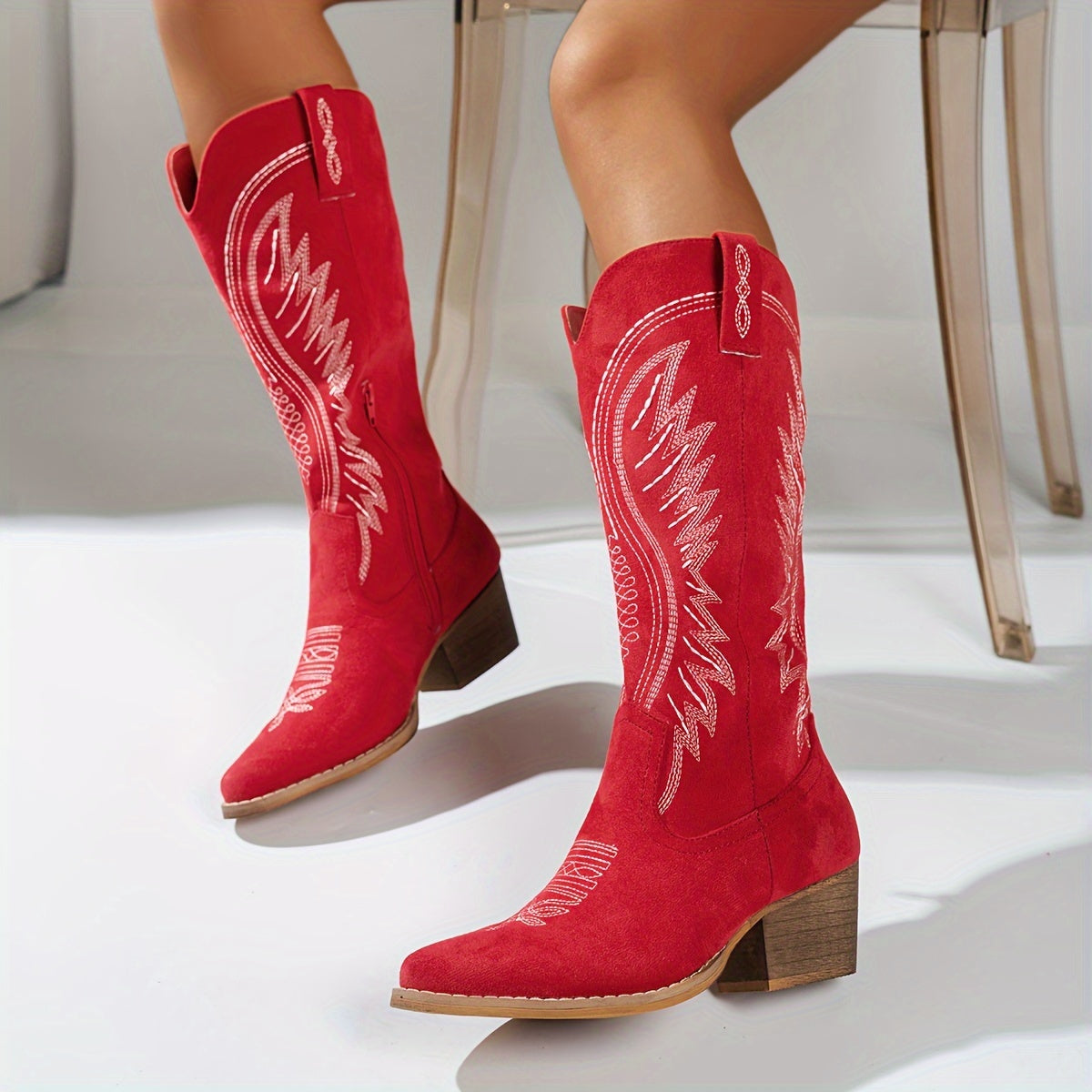 rote Western Boots mit weißen Stickereien und Absatz