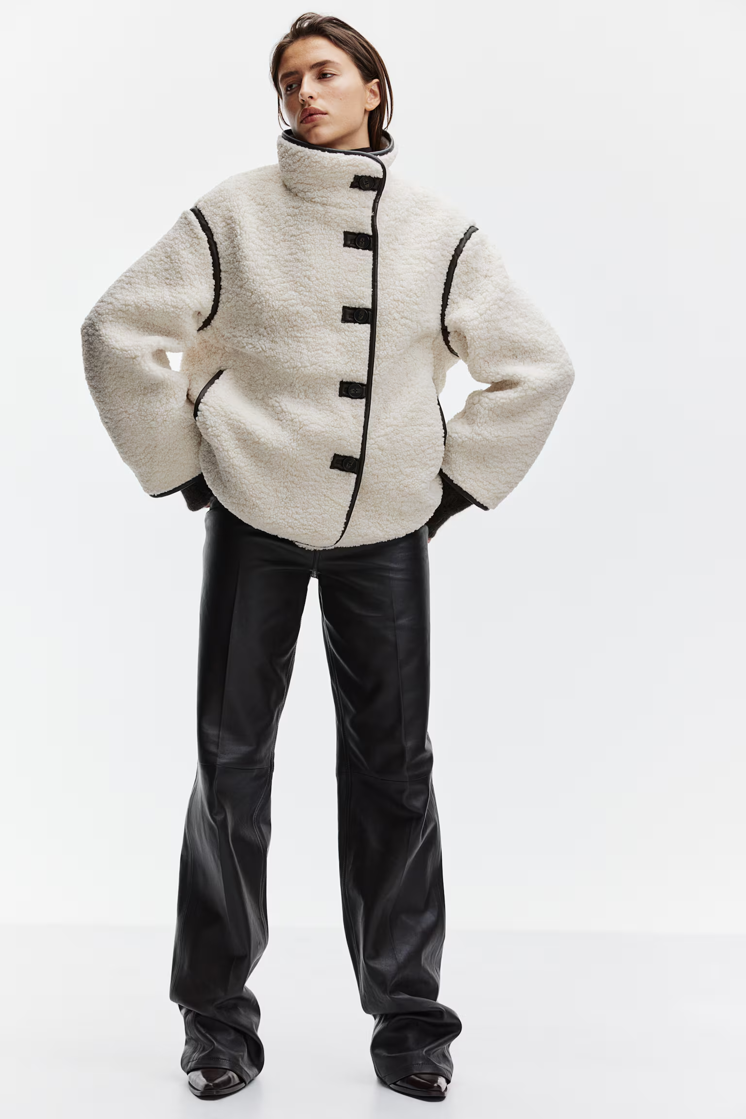 Frau trägt Montana Sherpa Winterjacke in Off-White mit Kontrastnähten