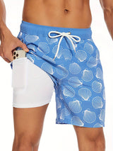 Model draagt de premium strandshorts aan het zwembad.