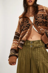 brauner norweger strickpullover damen mit schwarzem muster von hinten