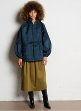 Wasserdichte Damen-Regenjacke mit Karomuster und Taillenkordel – Detailansicht