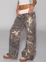 Baggy Camouflage Jeans Damen kombiniert mit Crop Top Streetstyle Outfit