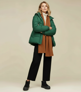 frau trägt Grüne jacke und braunen schal mit schwarze winter boots