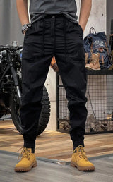 Zwart tapered fit cargobroek voor outdoor activiteiten
