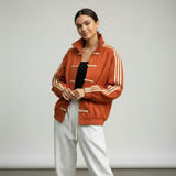 Yúmei Track Jacket Rostbraun Vorderansicht mit Streifen und Reißverschluss