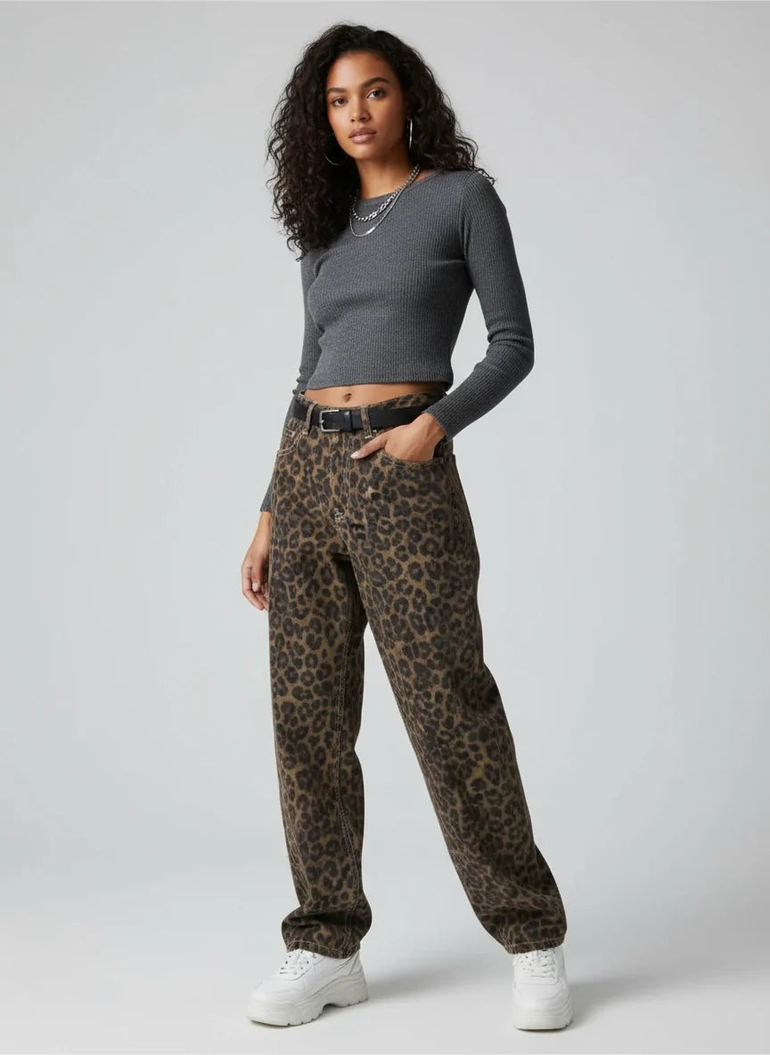 studiofoto model trägt high waist leopard jeans relaxed straight fit