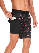 Model draagt de premium strandshorts aan het zwembad.