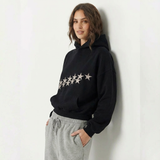 schwarzer hoodie mit weißem sternenprint und kapuze