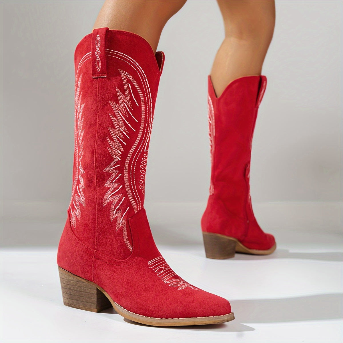 rote Western Boots mit weißen Stickereien und Absatz