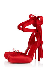 Seraphine Ballet Heels in Rot Satin – High Heels mit Schleifen und Stilettoabsatz