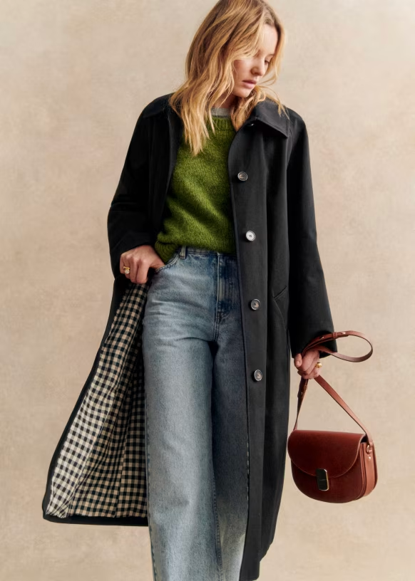 Clara Trenchcoat Schwarz – Look mit grüner Strickjacke