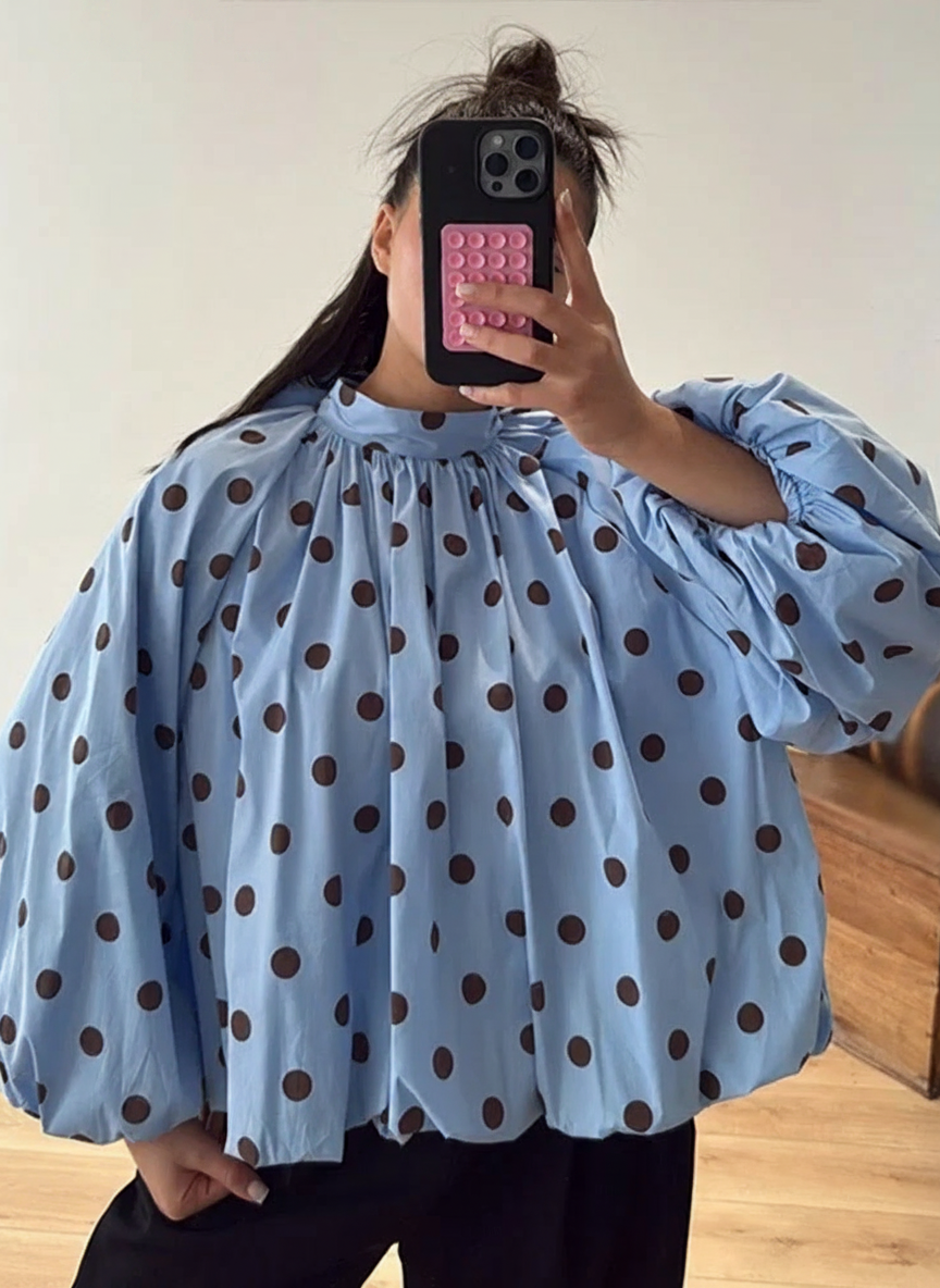 Bluse Damen Blau Polka Dots mit Puffärmeln und Rückenschleife – Elodie von Talaine, Farbansicht Blau